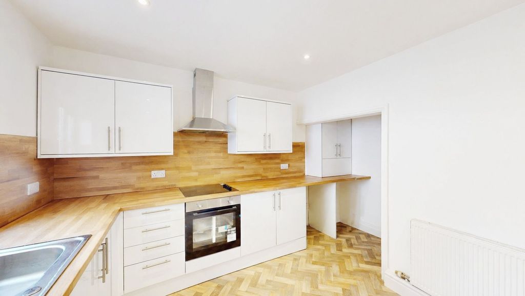 Property photo 3 of 7 Kitchen