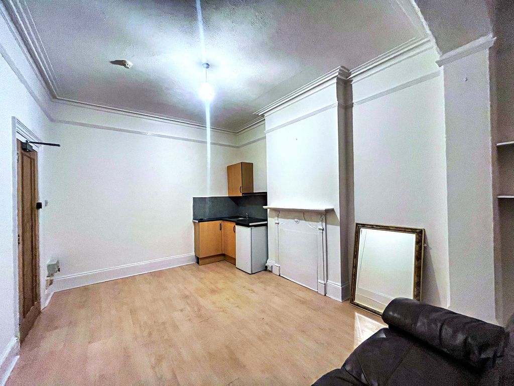 Property photo 1 of 3 Bedroom