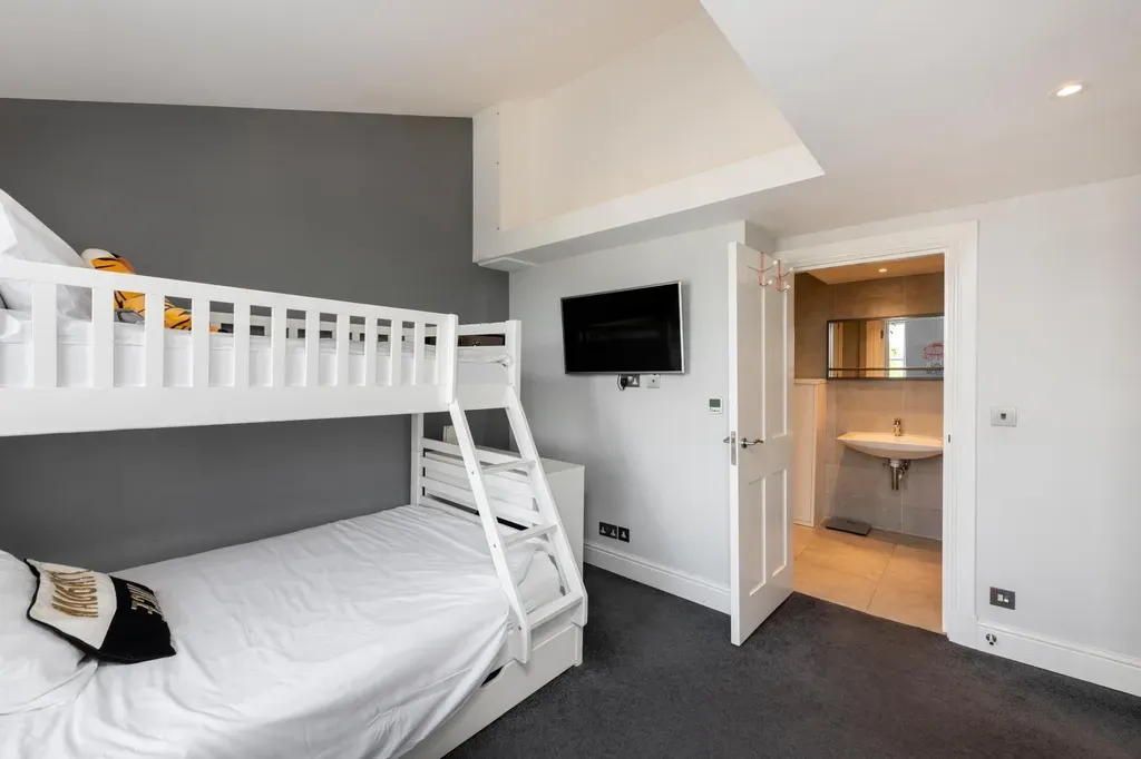 Property photo 3 of 25