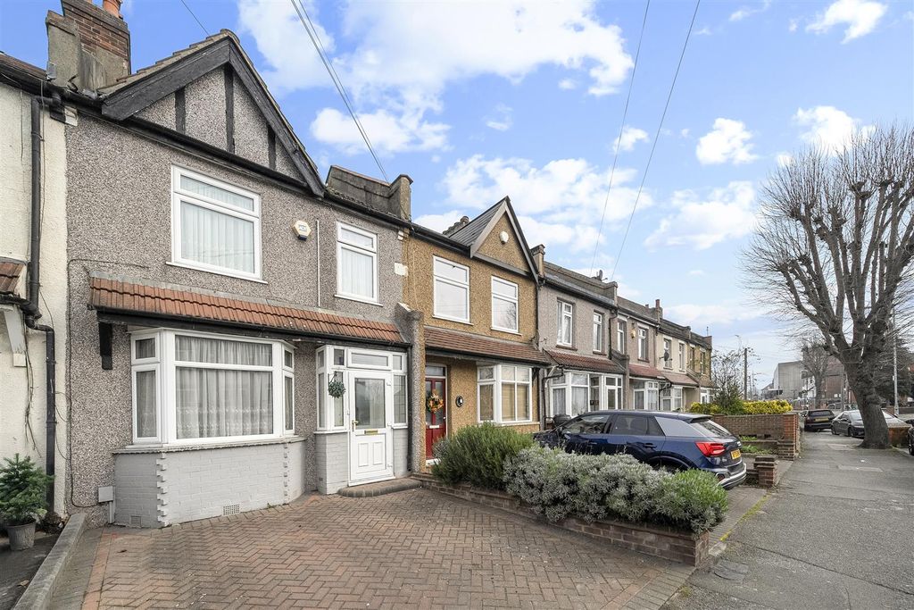 Property photo 1 of 18 Hall Lane, E4