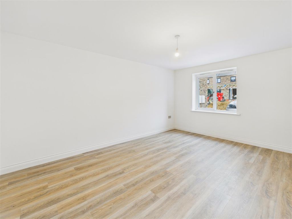 Property photo 3 of 14 Cam05377G0-Pr0125-Still021.Jpg