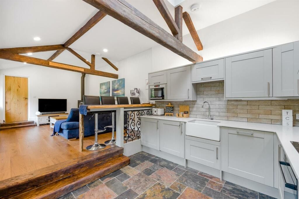 Property photo 2 of 28 4859342