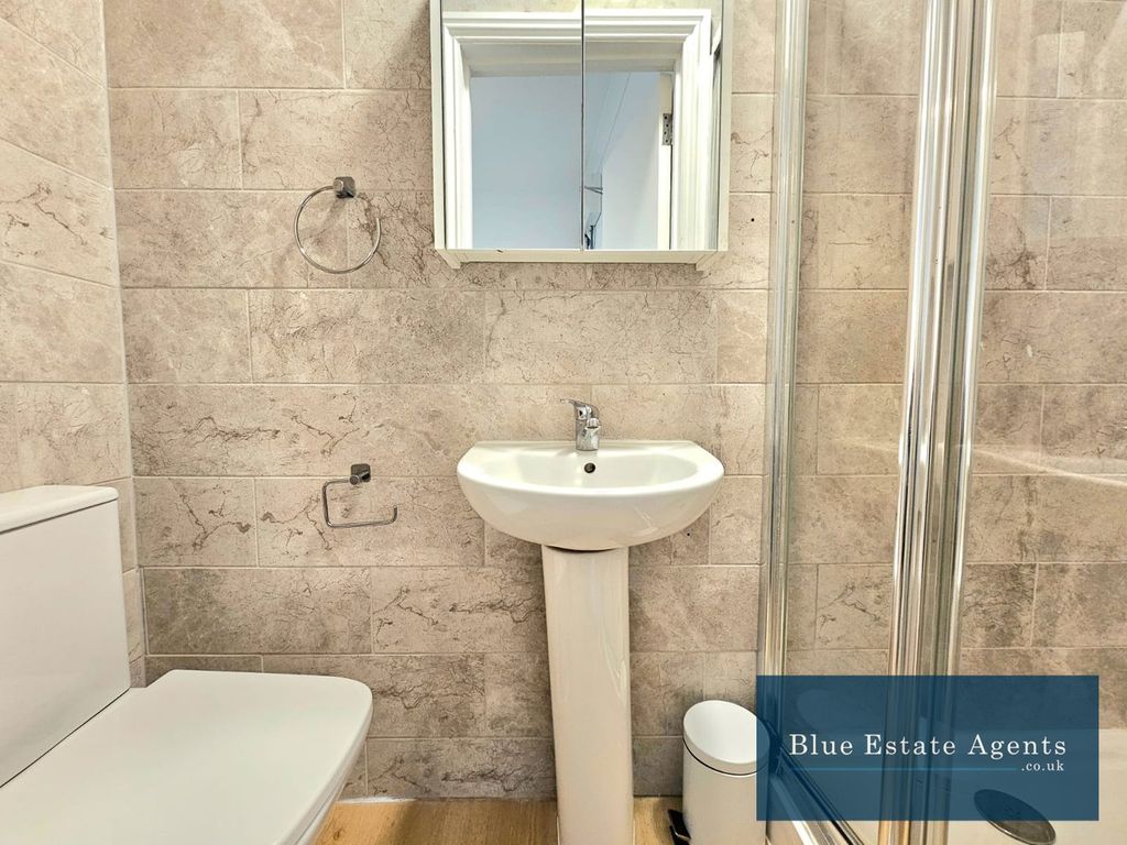 Property photo 3 of 5 Shower Suite