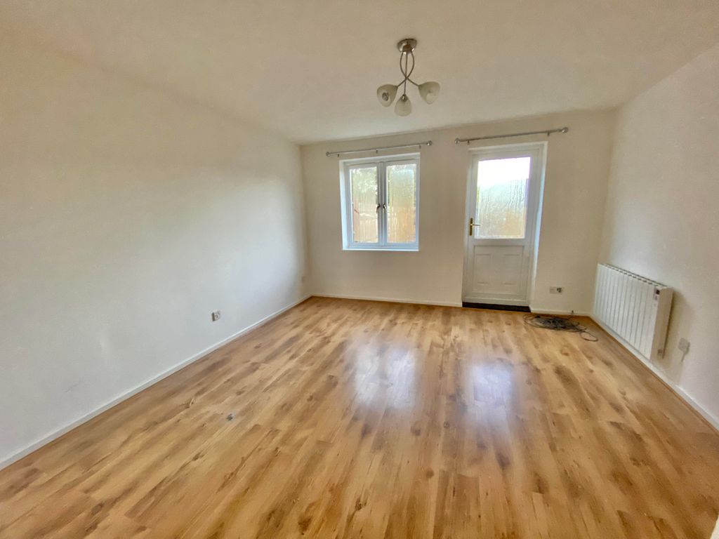 Property photo 3 of 11 Living Room