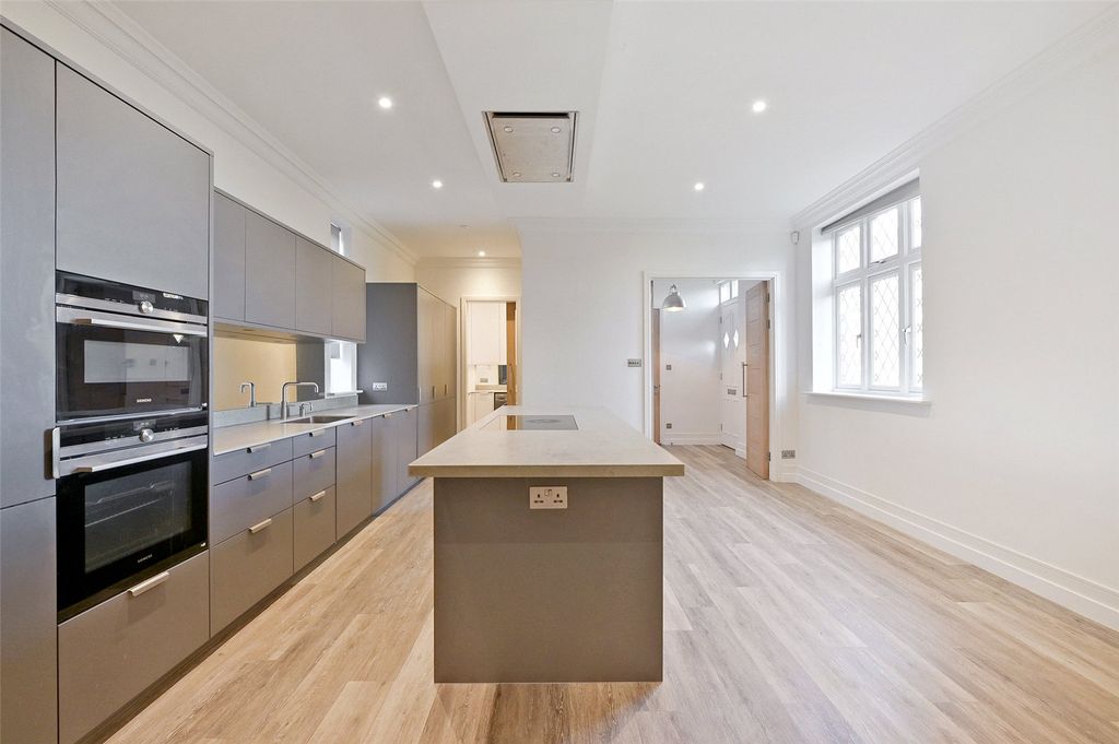 Property photo 3 of 10 Kitchen/Dining