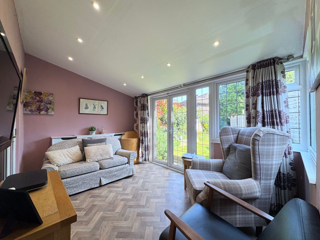 Property photo 2 of 16 Lounge