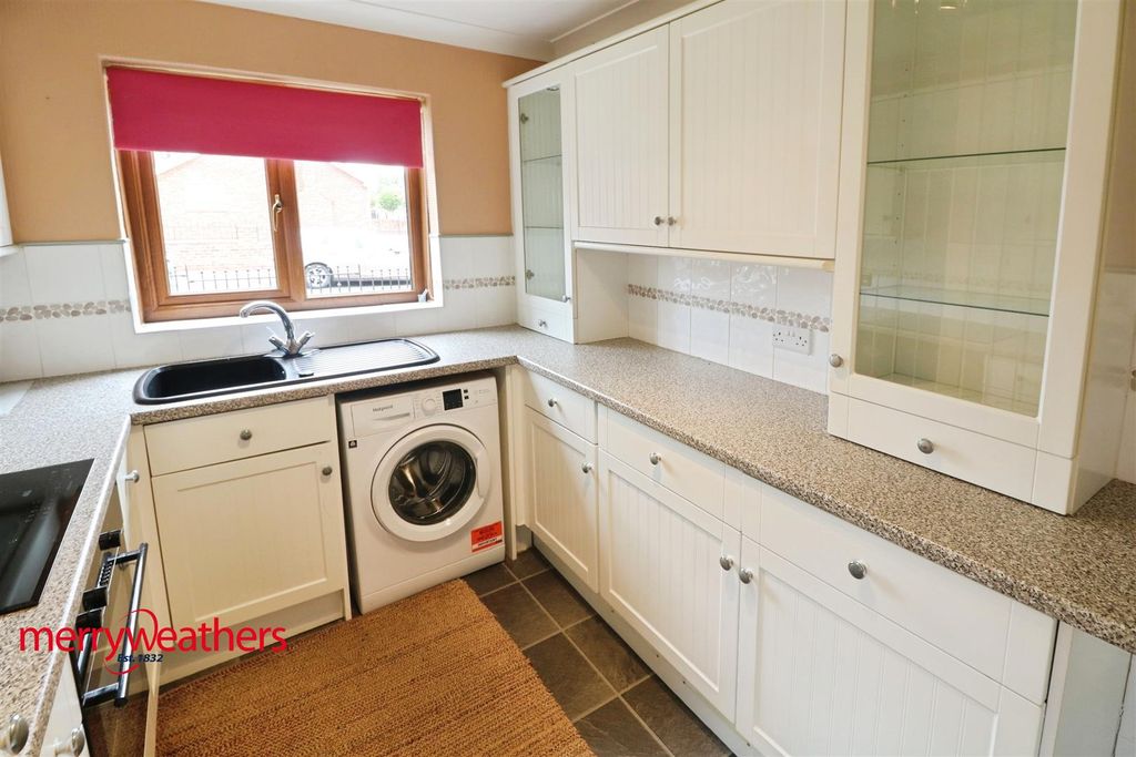 Property photo 3 of 17 Kitchen