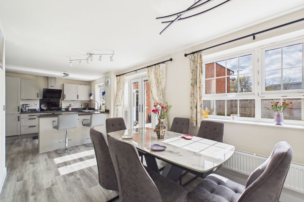 Property photo 2 of 18 Diner Kitchen