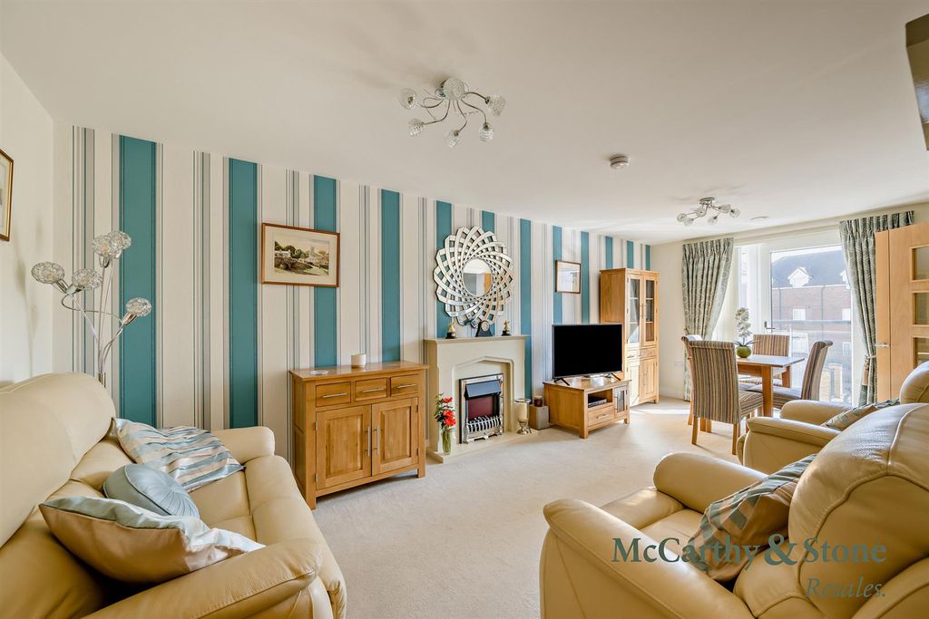 Property photo 3 of 16 8703097-Interior05-800.Jpg