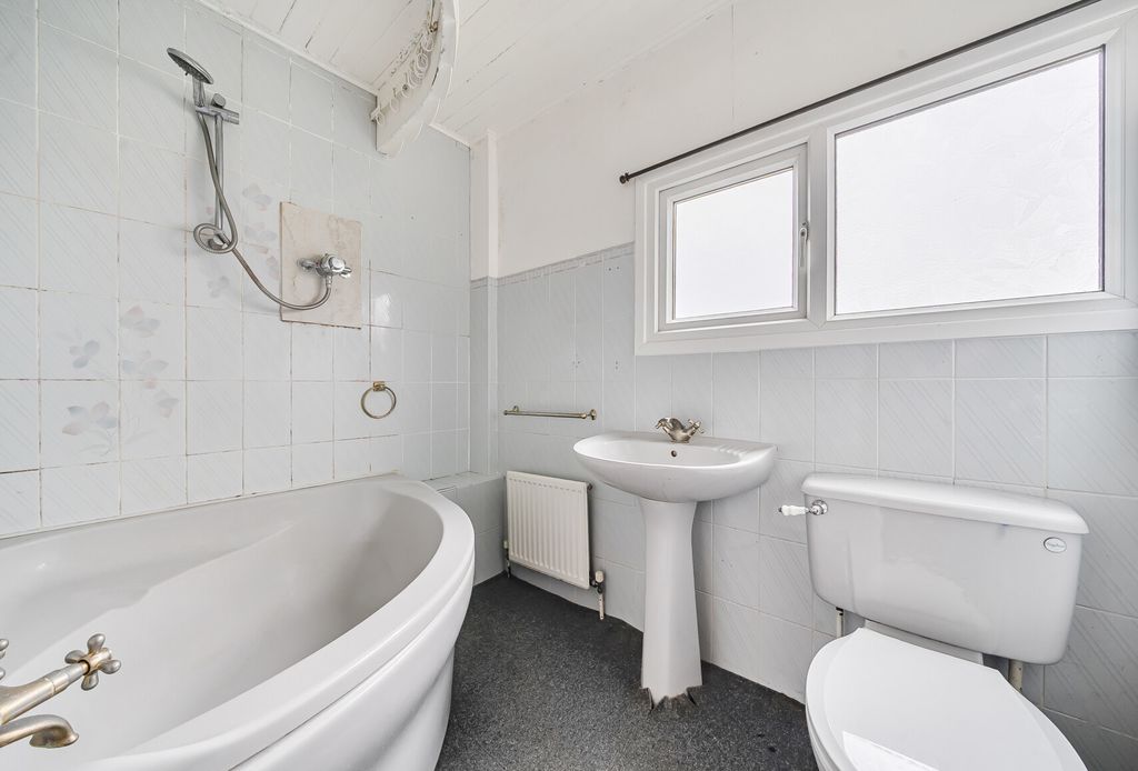 Property photo 3 of 17 Bathroom