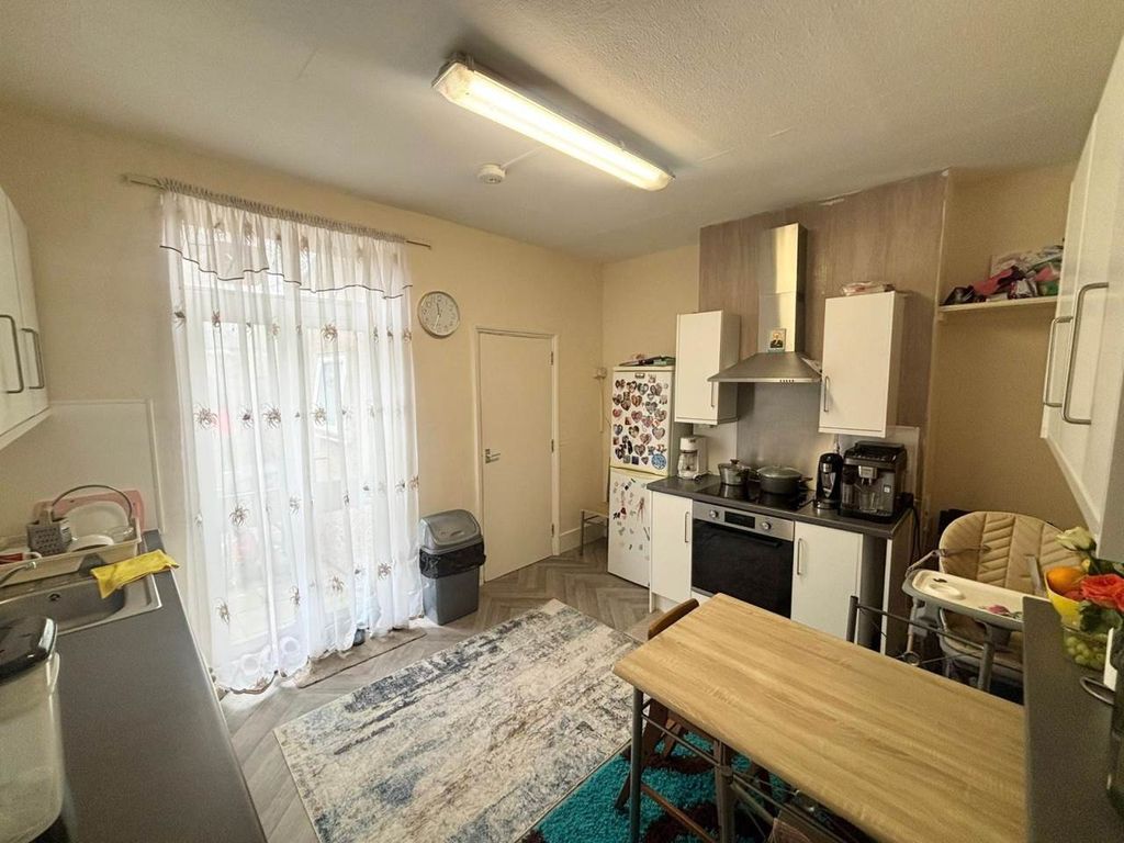 Property photo 2 of 6 Kitchen