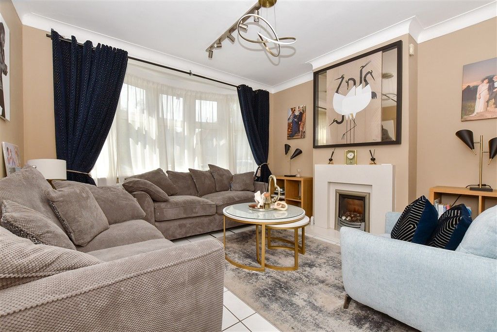 Property photo 3 of 16 Lounge