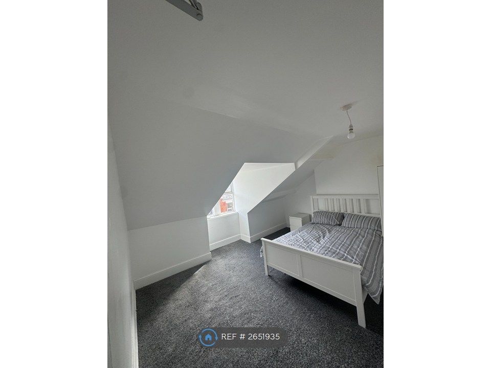 Property photo 2 of 6 Room 5 (Available)