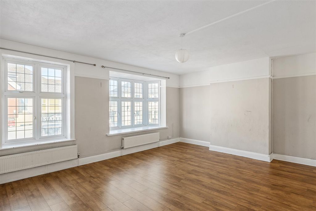 Property photo 3 of 13 2A Commercial Square-11.Jpg