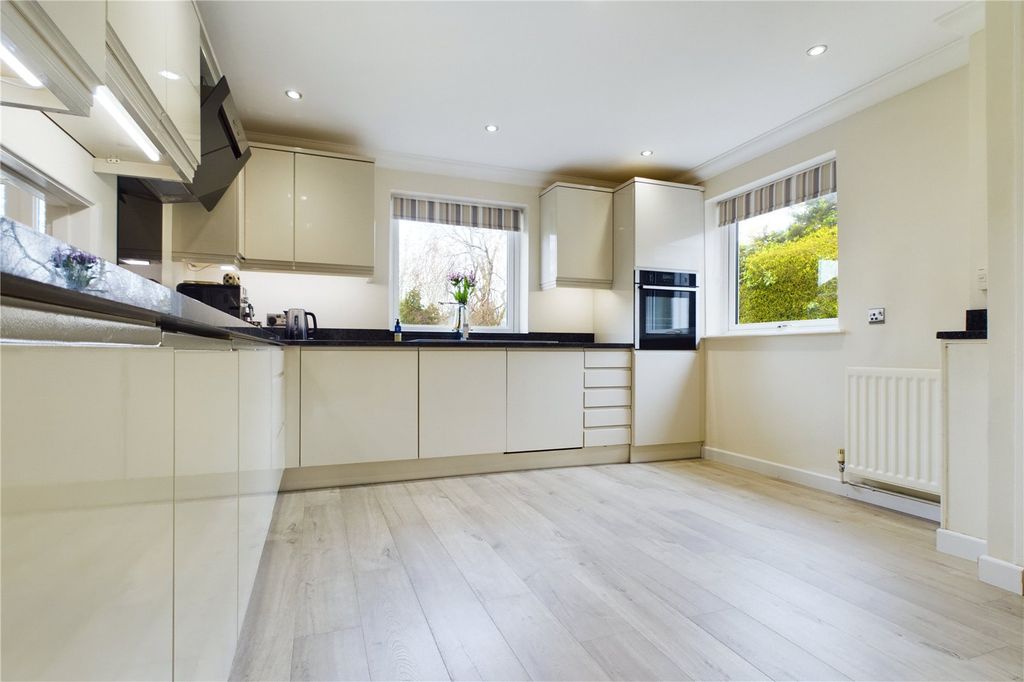 Property photo 3 of 18 Kitchen