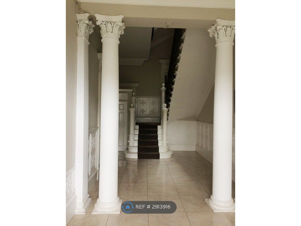 Property photo 2 of 18 Communal Entrance Hall