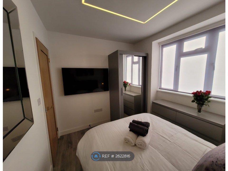 Property photo 2 of 34 Master Double Bedroom With Ensuite Shower
