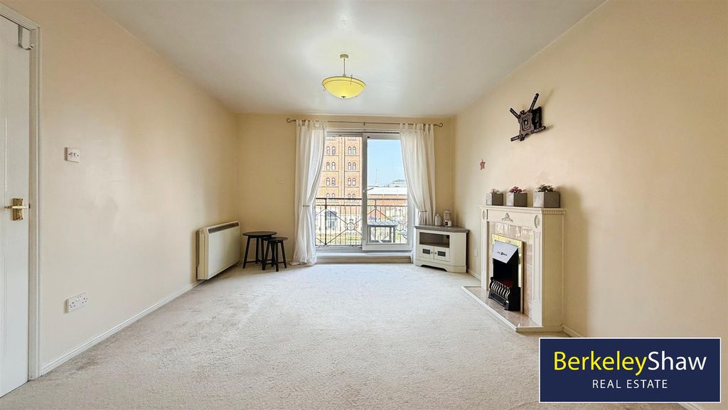 Property photo 3 of 20 Living/Dining Room