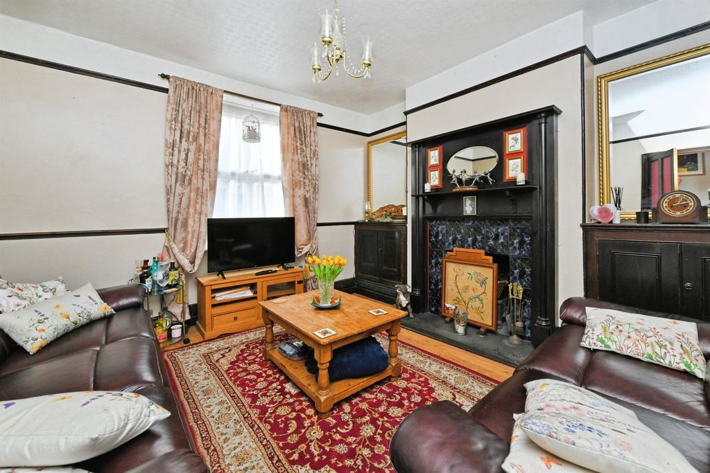 Property photo 2 of 20 Lounge