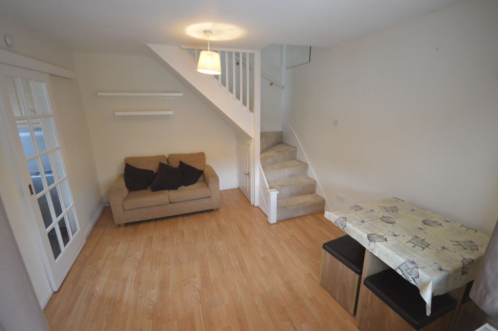 Property photo 3 of 8 5 Lisle Close Lounge