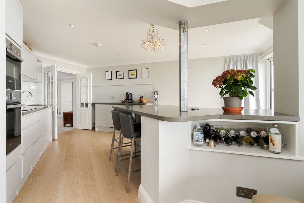 Additional image 7 of 4 bed flat for saleGlynne Tower, Bridgeman Road, Penarth CF64
