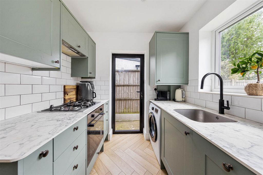 Property photo 3 of 25 Goldsmith Road, E17