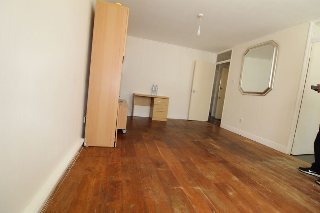 Property photo 3 of 12 Gallery
