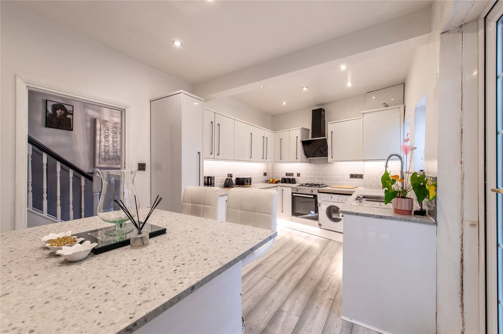 Property photo 2 of 27 Picture No. 10