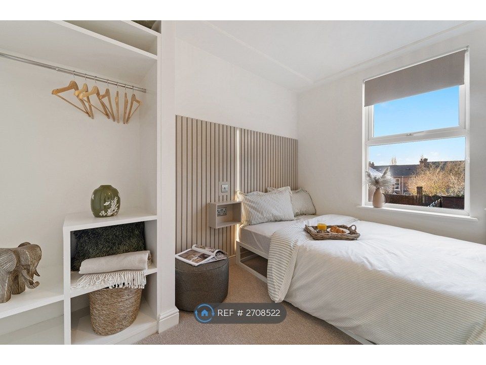 Property photo 3 of 7 Room 4