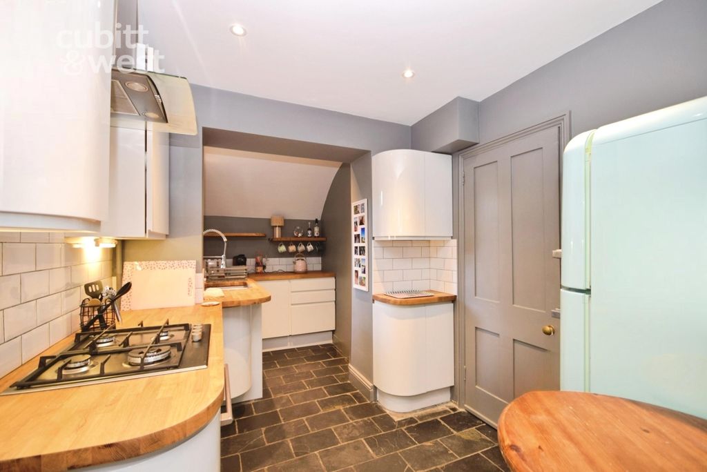 Property photo 3 of 23 Kitchen