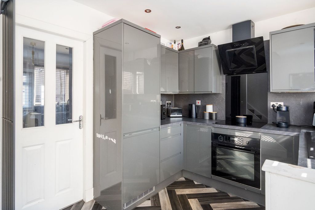 Property photo 2 of 25