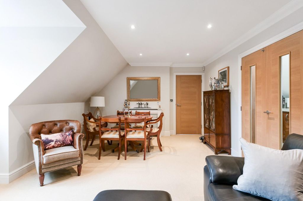 Property photo 3 of 14 Highdown Close,10 (3).Jpg