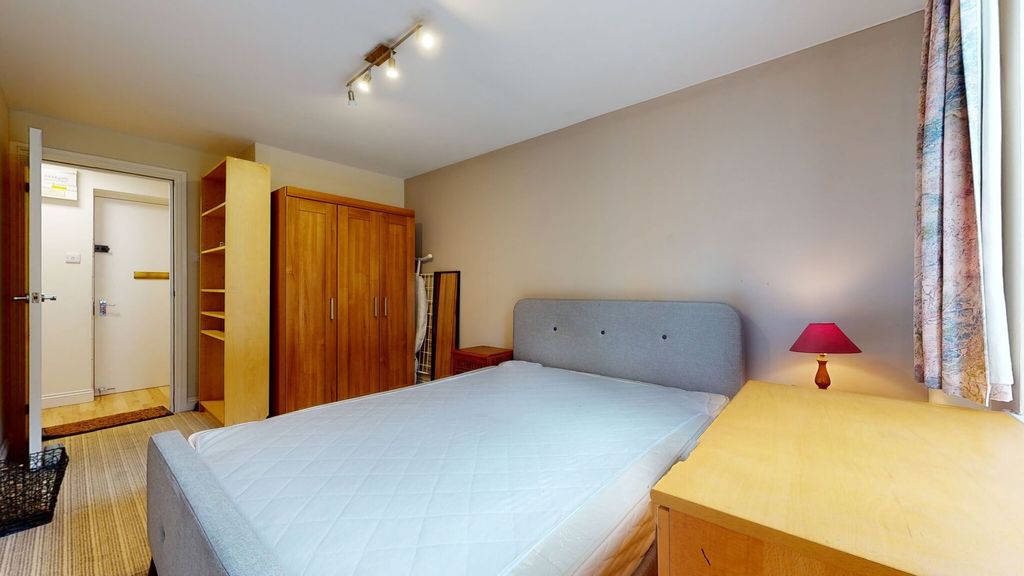 Property photo 2 of 14 A Bright And Inviting Double Bedroom Featuring A c...