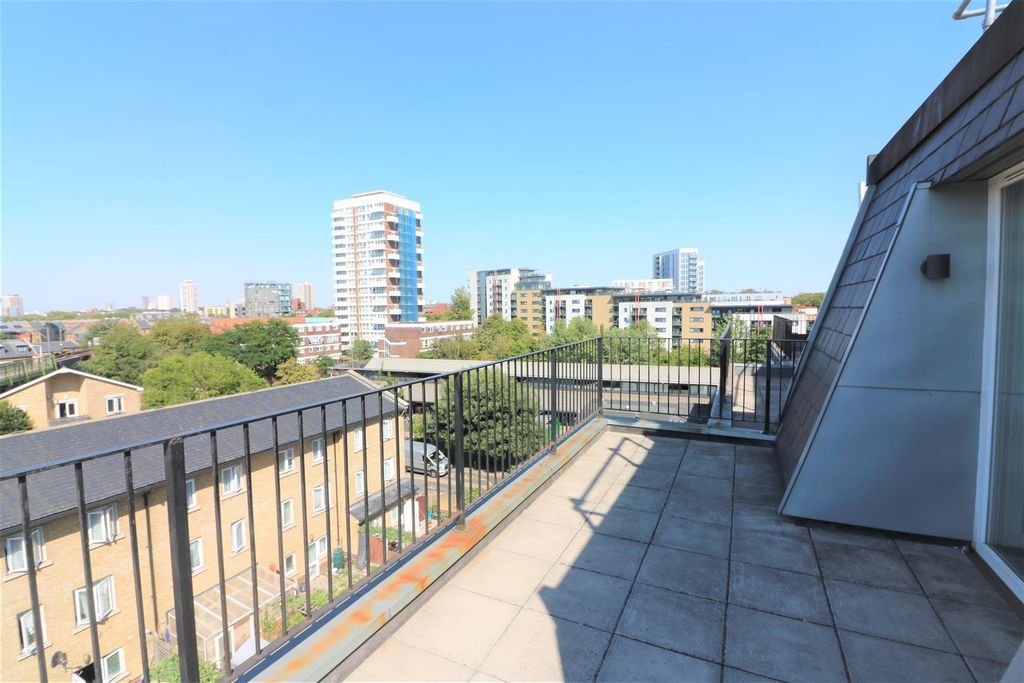 Property photo 2 of 11 Commercial Road.Jpg