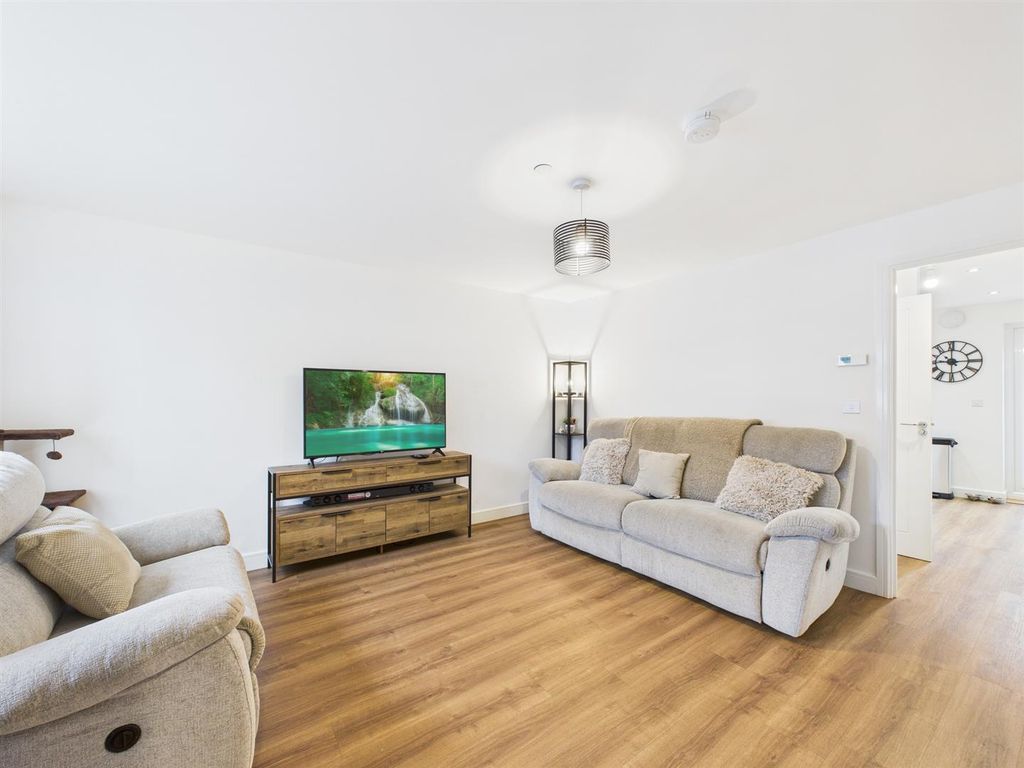 Property photo 3 of 15 Cam02295G0-Pr0321-Still001.Jpg