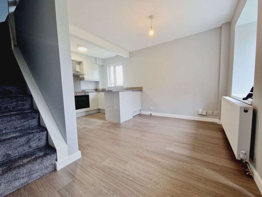 Property photo 3 of 8 Lounge/Kitchen
