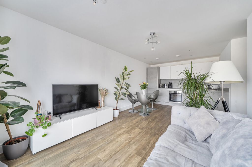 Property photo 2 of 11 1525205-13-6Aba6B...