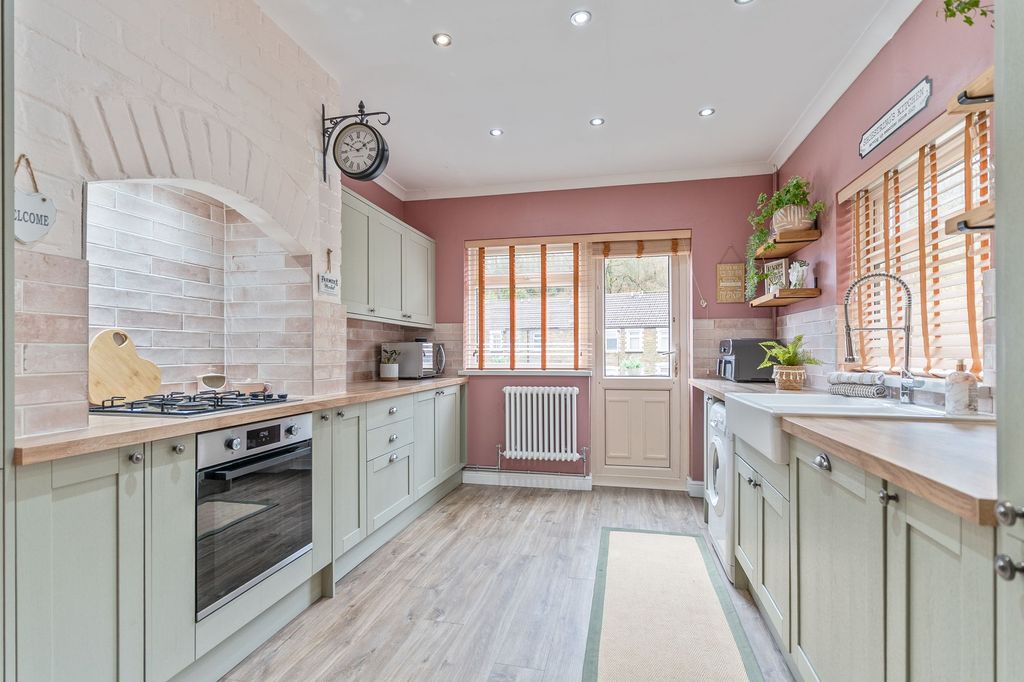 Property photo 2 of 28