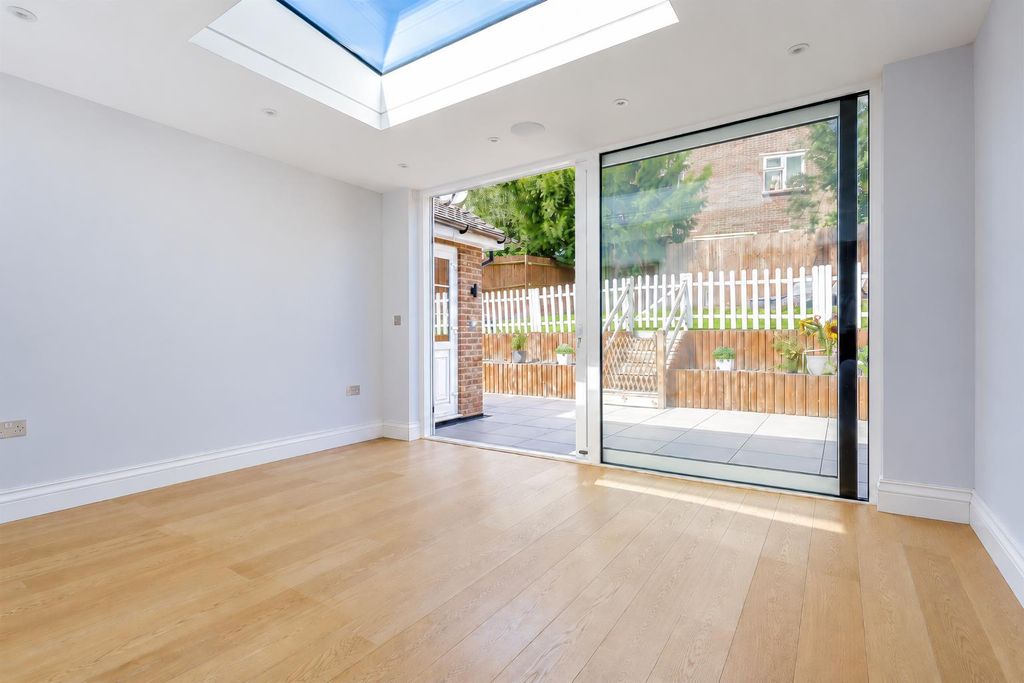 Property photo 3 of 16 Willow Close (8).Png