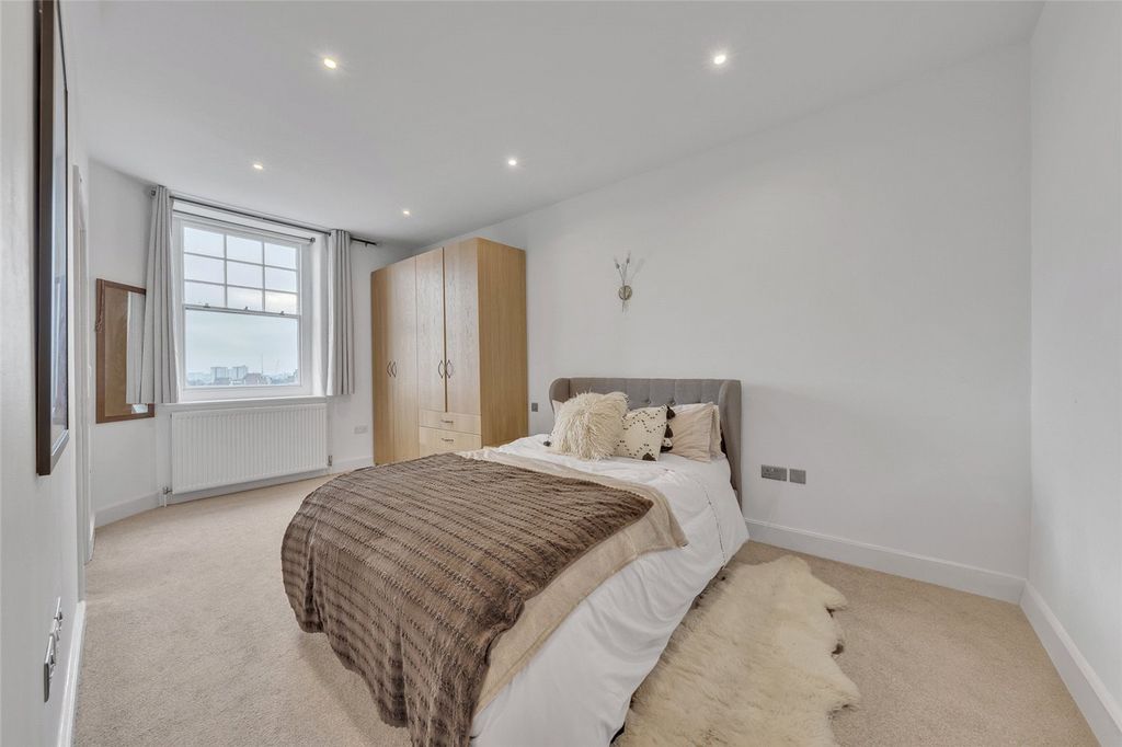 Property photo 2 of 17 Picture No. 02
