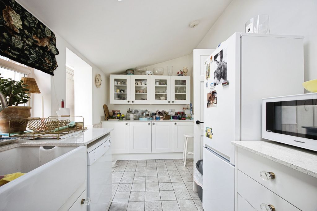 Property photo 3 of 23 Kitchen.