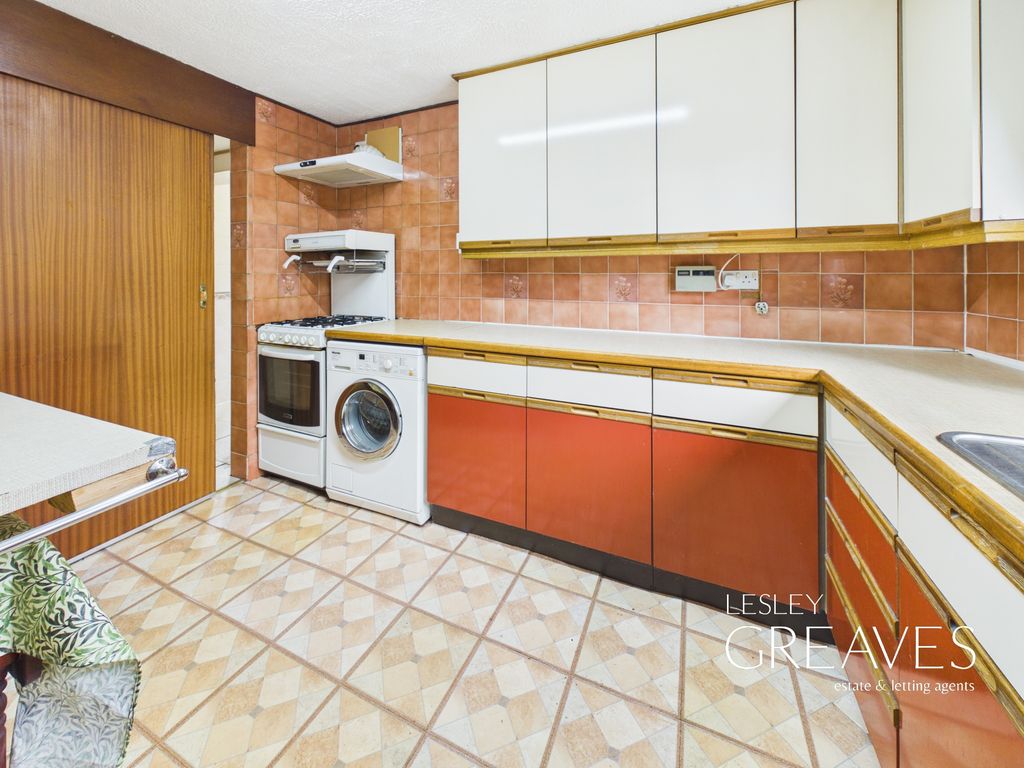 Property photo 3 of 18 Kitchen