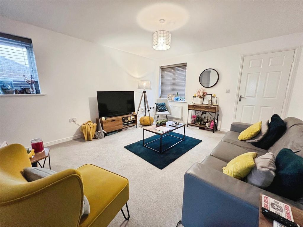 Property photo 2 of 19 Lounge