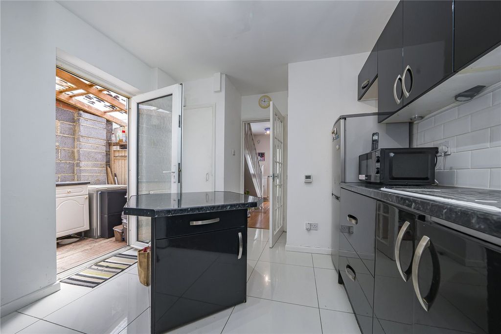 Property photo 3 of 11 Kitchen