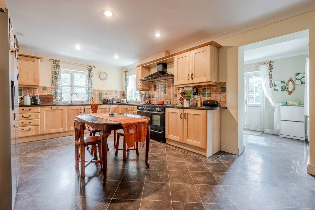 Property photo 2 of 28 Kitchen