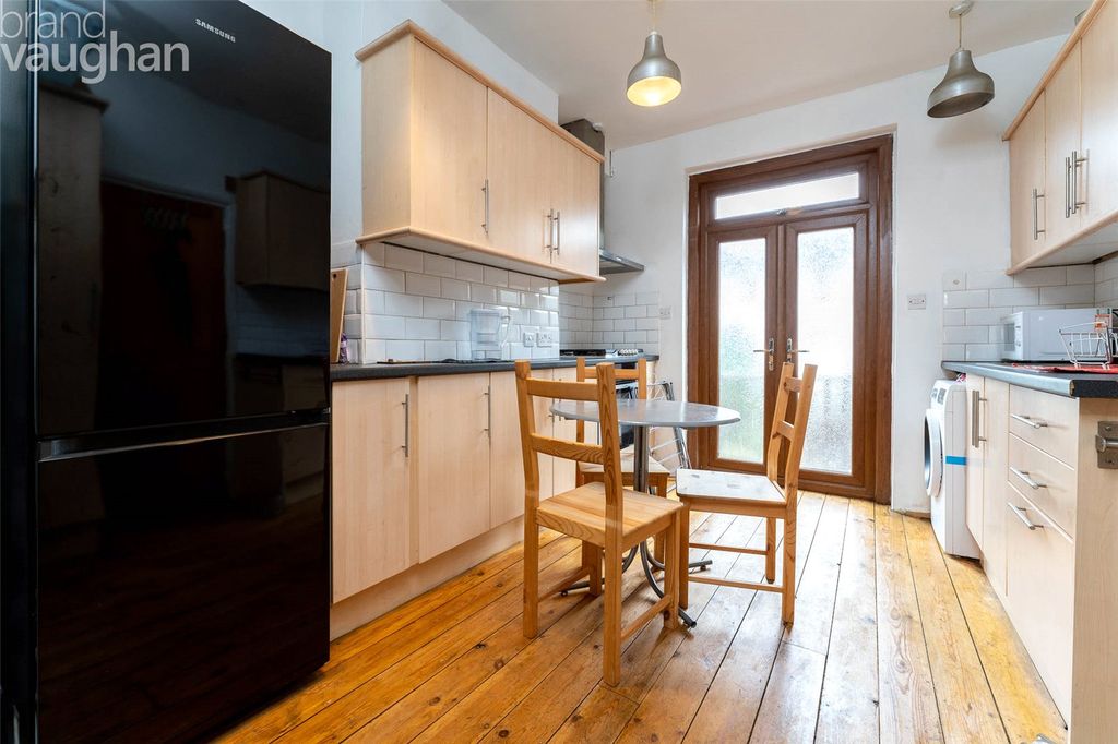 Property photo 3 of 12 Kitchen