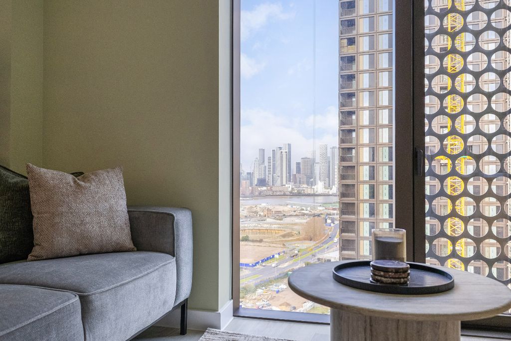 Property photo 3 of 15 101171_(2nd Floor) Prime Point, West Parkside London (28).Jpg-.Jpg