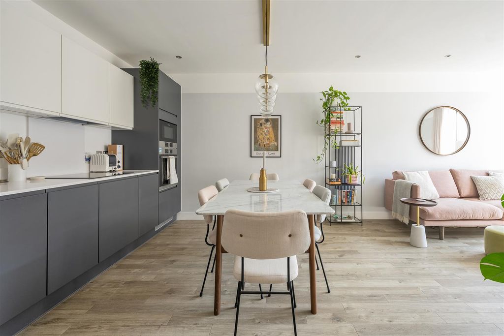 Property photo 3 of 25 Rookwood Way, E3