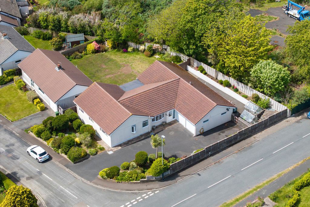 Property photo 2 of 36 11 The Kirkway