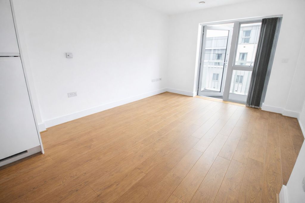 Property photo 3 of 8 Lounge